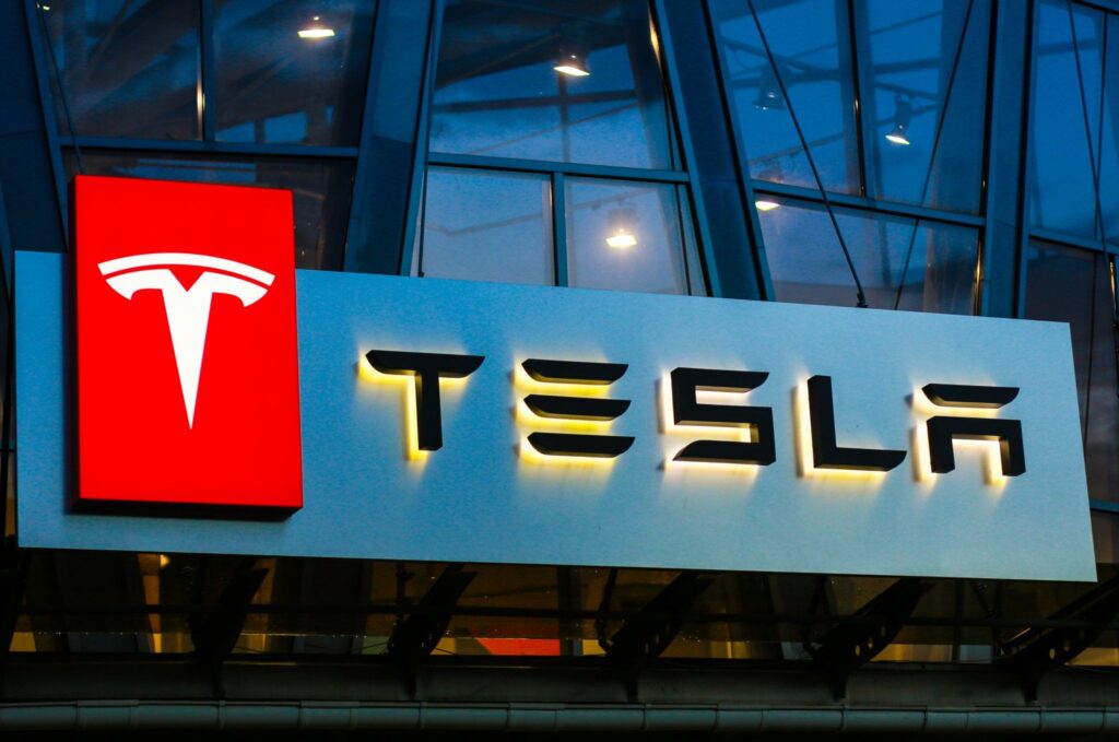 Tesla domine le marché des voitures électriques - @shutterstock | Vitali Karimov 