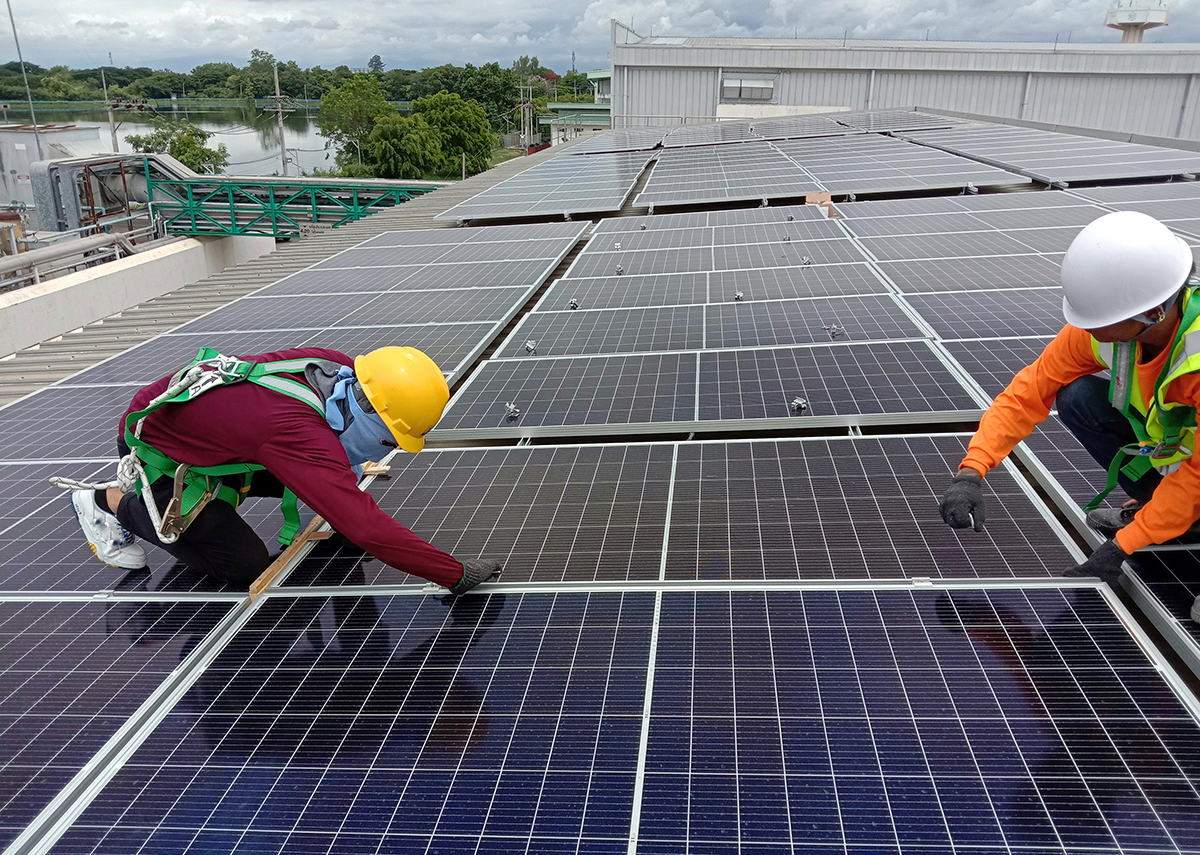 Technicy zajmujący się energią słoneczną w pracy