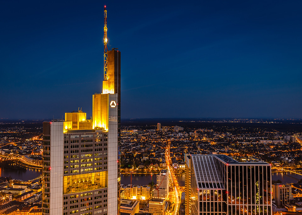 Wieża Commerzbanku we Frankfurcie nad Menem – @shutterstock | pełny format 