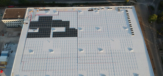 The start of roof occupancy in a current ADLER project for a roof system with 750 kWp and almost 2100 modules in Germany - Image: ADLER Smart Solutions GmbH