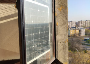 Wtykowe urządzenia solarne jako panele słoneczne do okien — Zdjęcie: meszigabi|Shutterstock.com