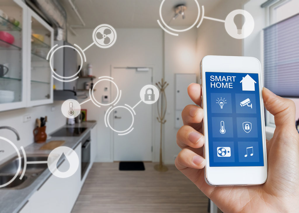 Interfaccia della tecnologia Smarthome sullo schermo dell&#39;app dello smartphone con realtà aumentata (AR) - vista degli oggetti connessi all&#39;Internet delle cose (IOT) all&#39;interno dell&#39;appartamento - Immagine: NicoElNino|Shutterstock.com