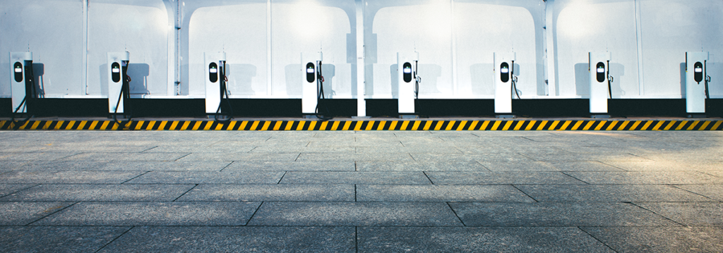 電気自動車用の一連の充電ステーション - 画像: TPCX|Shutterstock.com