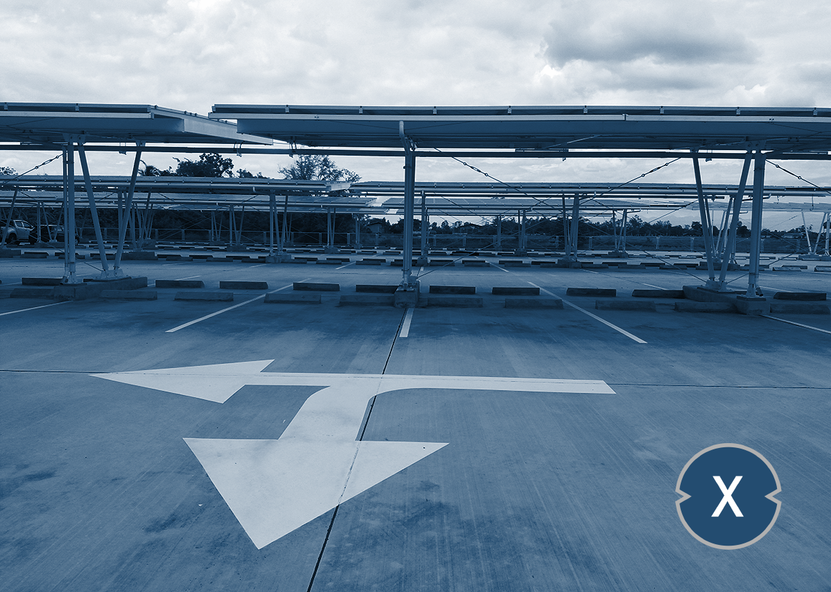 Convertire parcheggi aziendali o centri commerciali in tettoie solari - Immagine: Xpert.Digital / PATSUDA PARAMEE|Shutterstock.com