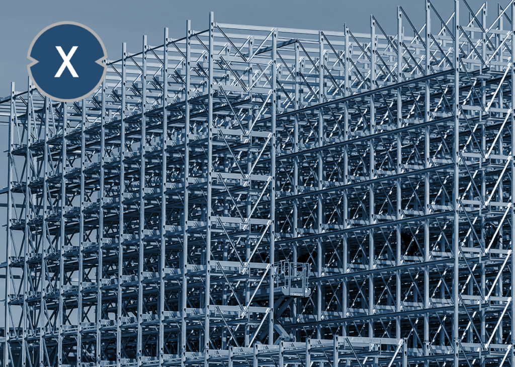 Estructura de acero de un almacén de estanterías altas - Imagen: Xpert.Digital - Lisa-S|Shutterstock.com
