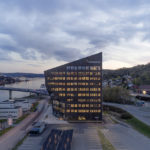Le bâtiment zéro émission de onze étages est situé directement sur la rivière Porsgrunnselva