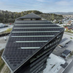 Vertikální skleněné štěrbiny jsou integrovány do střechy budovy a poskytují třem horním kancelářským podlažím denní světlo