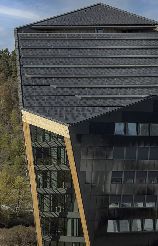 Para captar a máxima quantidade de luz solar, a superfície do telhado com os módulos fotovoltaicos integrados foi inclinada para sul