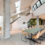 En el noveno piso, una llamativa escalera conecta el comedor con las salas de reuniones y no sólo invita al paseo, sino que también favorece el encuentro casual y, por tanto, la comunicación entre los usuarios.