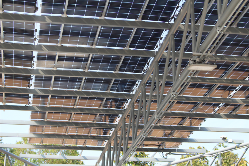 Bifaciální solární moduly pro montáž solárních systémů
