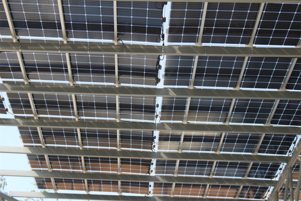 Soluzione solare per l&#39;assemblaggio di moduli solari bifacciali