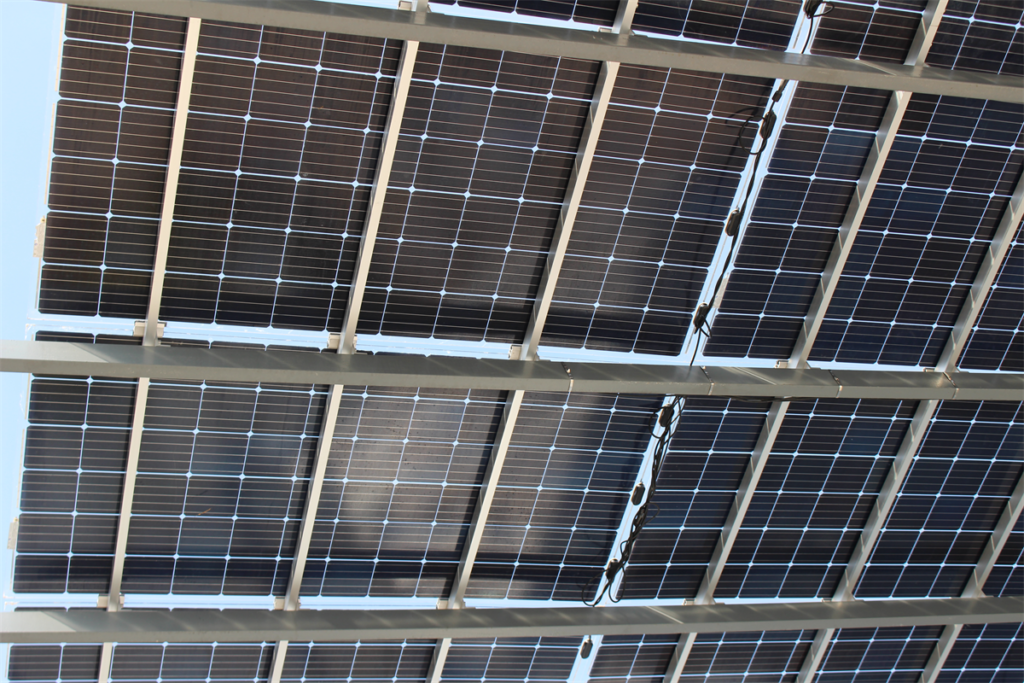 Systèmes de montage solaire pour modules solaires bifaces