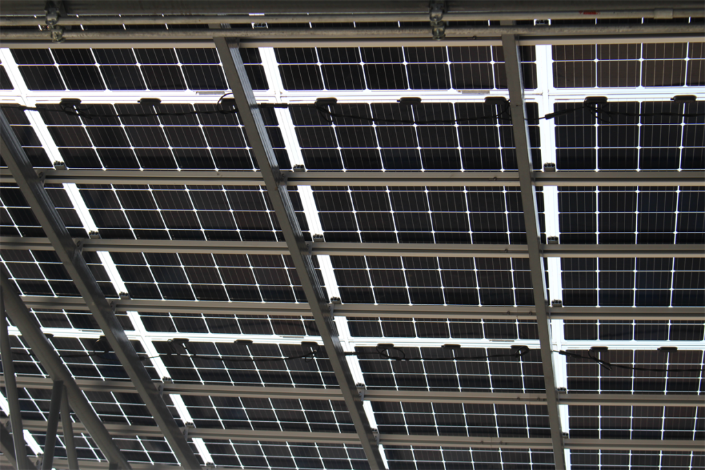 Bifaciální montážní systém solárního modulu