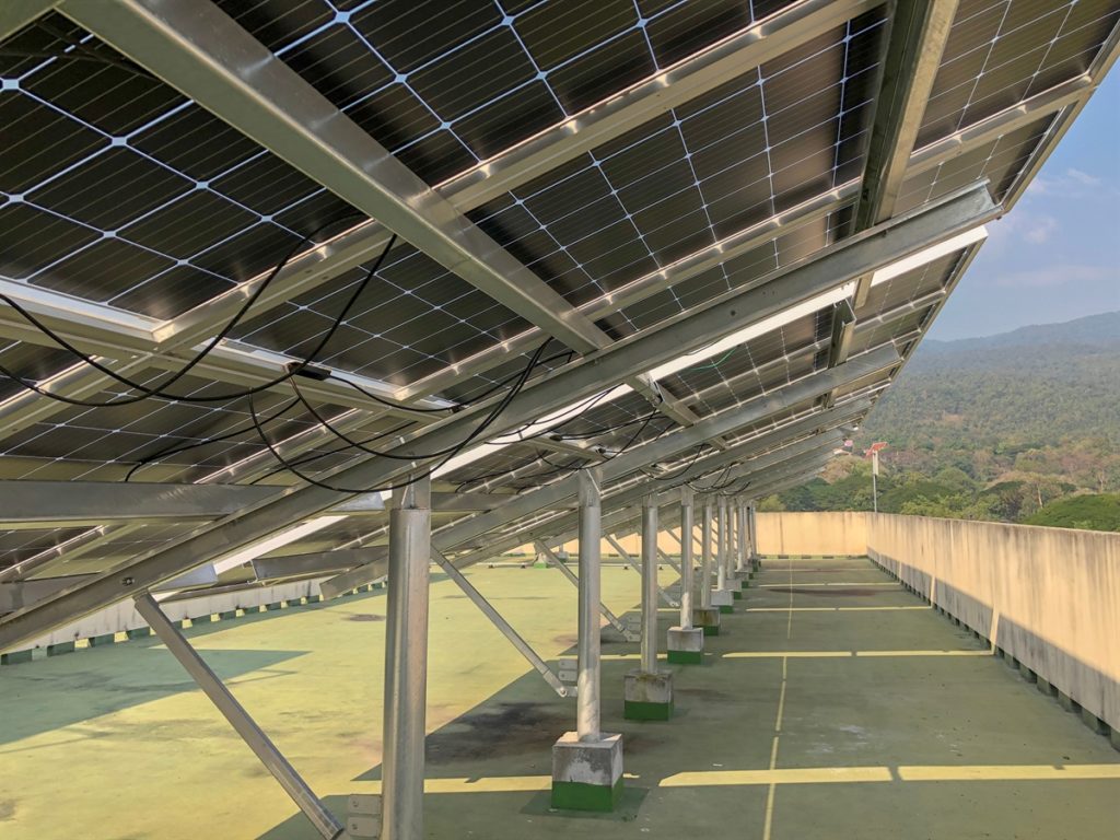 Système de montage de sous-structure de système de toiture pour modules solaires bifaces