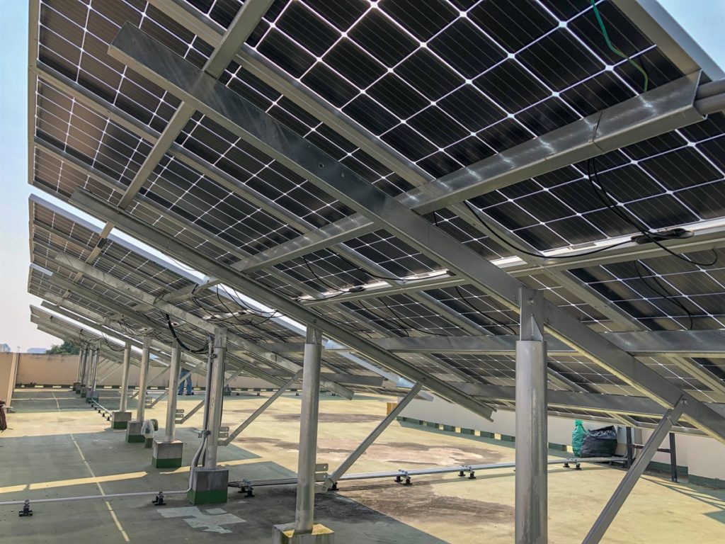 Système de montage de sous-structure de système de toit de module solaire bifacial