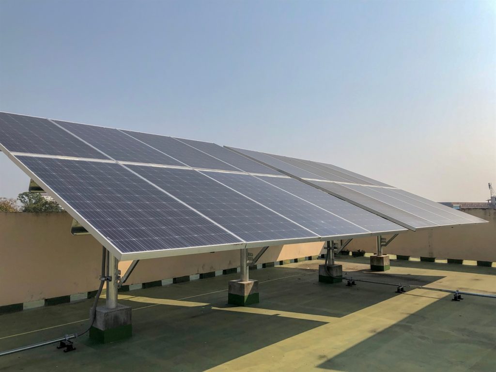 両面受光型太陽電池モジュール用屋根システム基礎構造