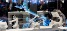 Messe in Hannover: Automobilfertigung mit Roboter und digitalem Zwilling als Simulation auf dem Siemens-Stand