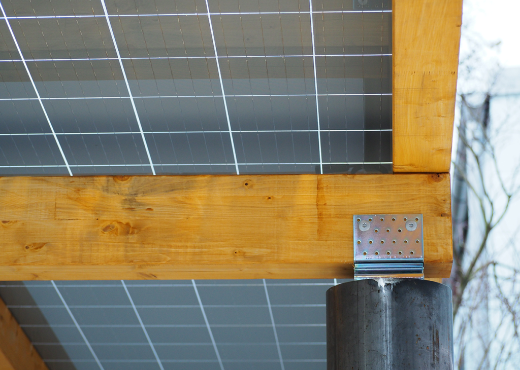 Sistema de cochera solar de madera/acero.