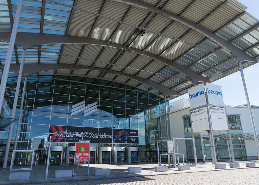 Entrée au parc des expositions de Munich, où a eu lieu BAUMA 2022, le premier salon mondial des machines et technologies de construction - Munich, Bavière, Allemagne - 16 octobre 2022