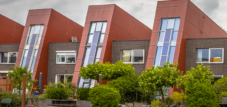 Domy na nábřeží s integrovanými solárními panely a visutými nábřežními zahradami v městské oblasti nizozemského Haagu