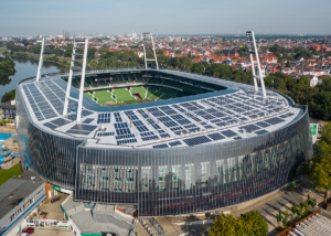 Stavebně integrovaný fotovoltaický systém na fotbalovém stadionu v Brémách