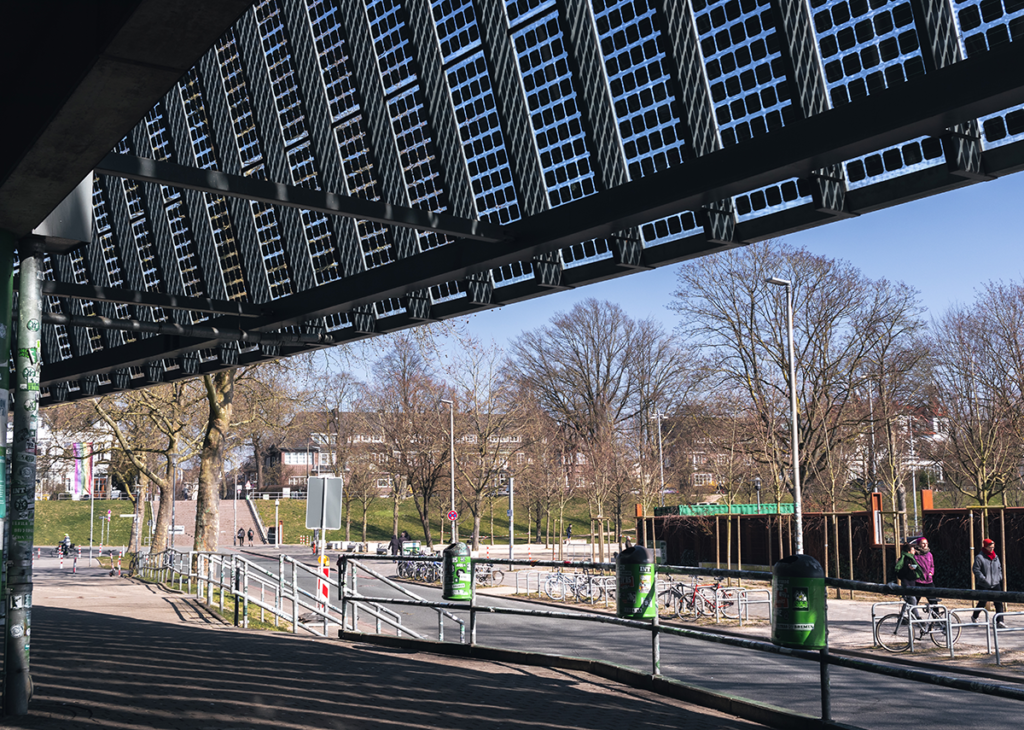 Pod střechou stadionu Brémy Weser s částečně průhlednými solárními moduly