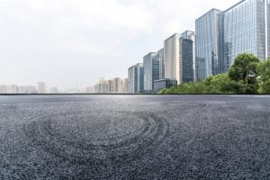 Horizon panoramique et immeubles de bureaux modernes avec rue vide et sol en béton vide