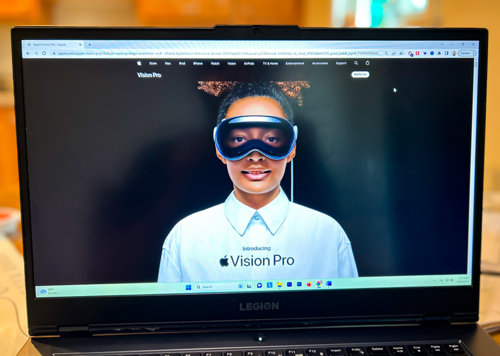 Apple-Webseite mit dem neu eingeführten 'Apple Vision Pro' - Apples erstes Gerät für 'Spatial Comuting'