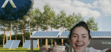 I posti auto coperti solari e i pannelli solari sui tetti sono in aumento