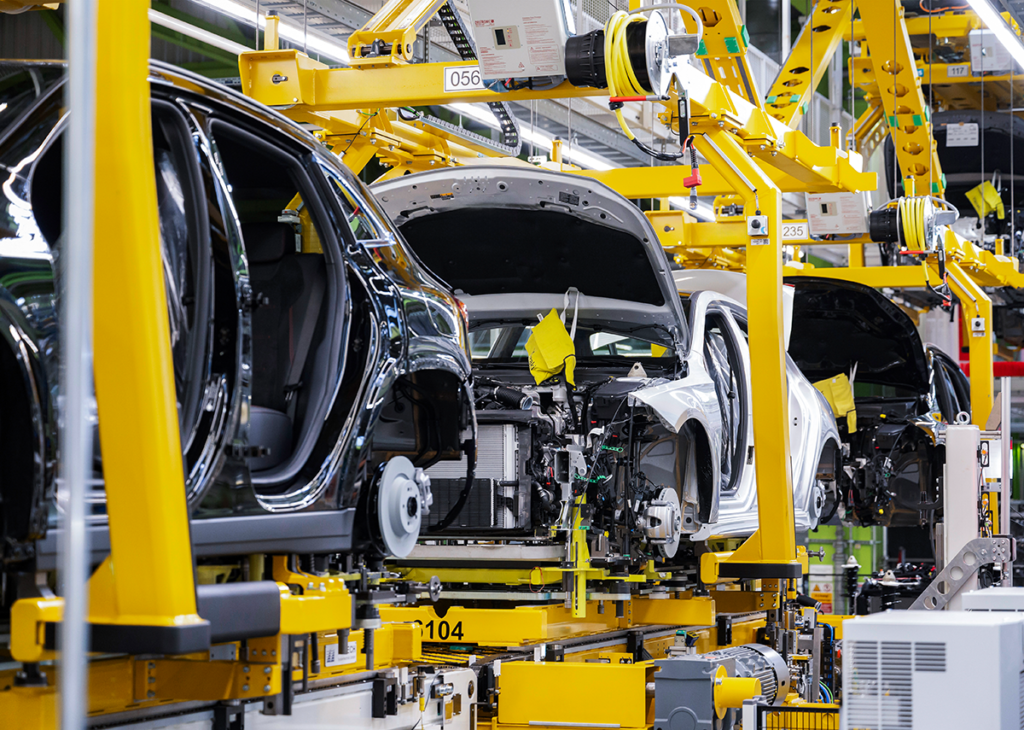 Wirtualne uruchomienie hali montażowej w fabryce Mercedes-Benz Rastatt