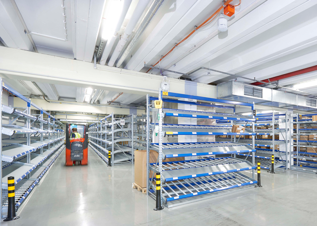 Restructuring of the single pack warehouse at Merck: flow racks &amp; shelving racks
