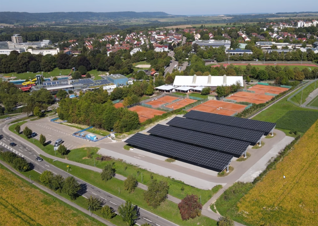 Solusi tempat parkir tenaga surya dari utilitas kota: Proyek mercusuar dari Schwäbisch Hall dengan carport tenaga surya yang ditutupi oleh modul tenaga surya