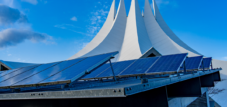 Paneles fotovoltaicos frente al moderno salón de eventos Tempodrom en Berlín
