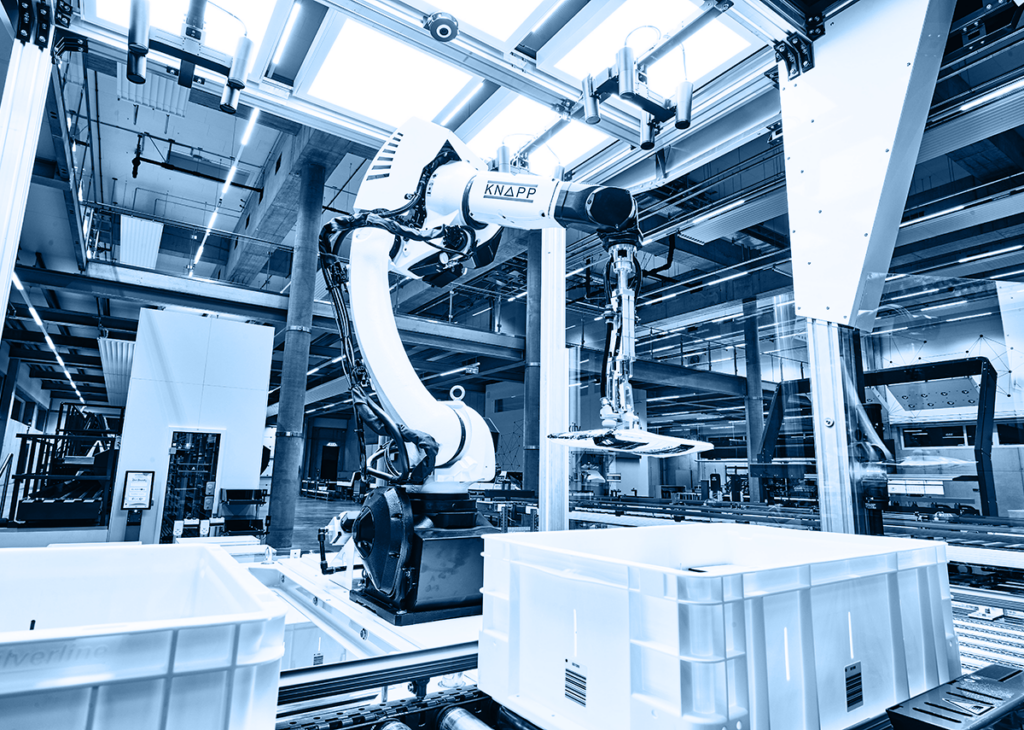 Lidé a roboti pracují v novém logistickém centru ruku v ruce. Sběrací robot Pick-it-Easy Robot s podporou umělé inteligence spolehlivě zpracovává módní věci 