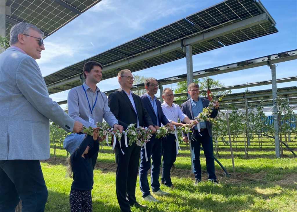 オーバーキルヒ・ヌスバッハのフォルマー展望台で、バーデン・ヴュルテンベルク州農業太陽光発電モデル地域の第5工場の開所式が国務長官博士とともに行われた。 アンドレ・バウマン（右から3人目） 