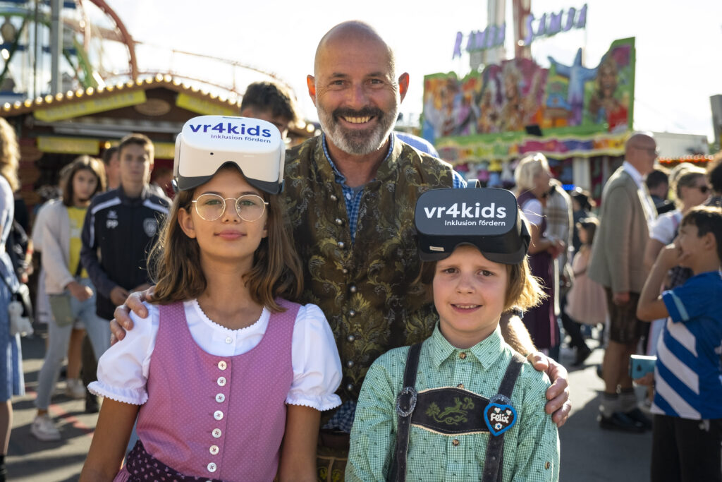 Felix y Leah con Christoph Ostler, director ejecutivo y fundador de Connected Reality: compañeros virtuales durante el Oktoberfest